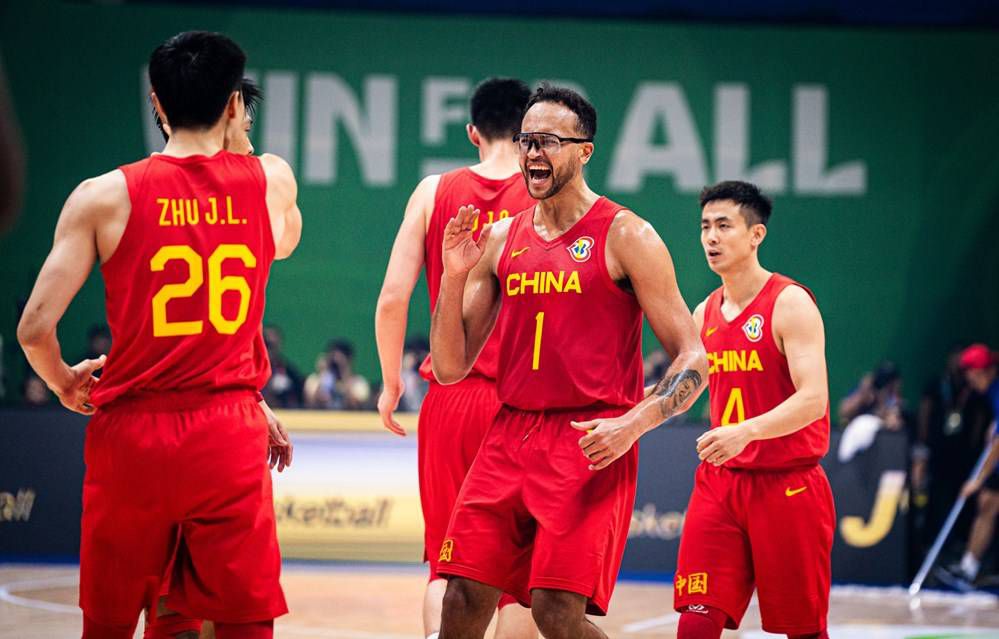洪五爷等他入座之后，便微笑说道：萧先生，请您稍等片刻，饭菜马上就好，您先用茶。
