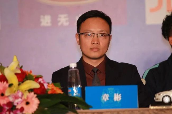 萧常坤一听这话，顿时急了：哎呀，她怎么能去老年大学呢？叶辰诧异的问：老年大学怎么了？老年大学不正是老年人该去的地方吗？萧常乾一脸郁闷的说：你是不知道这老年大学里面。